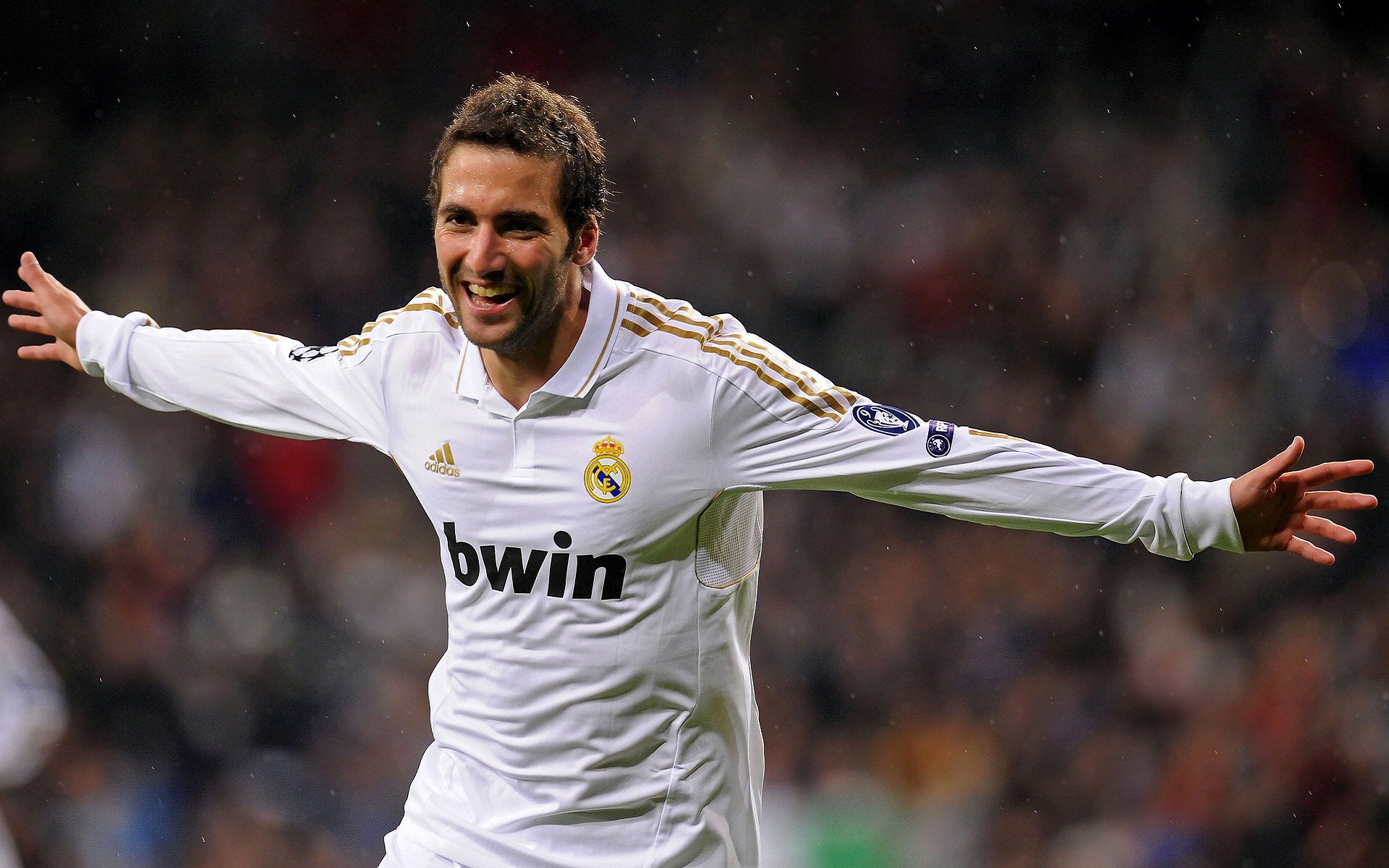 -增强青训项目“引进来”和“走出去”，推动行业国际化